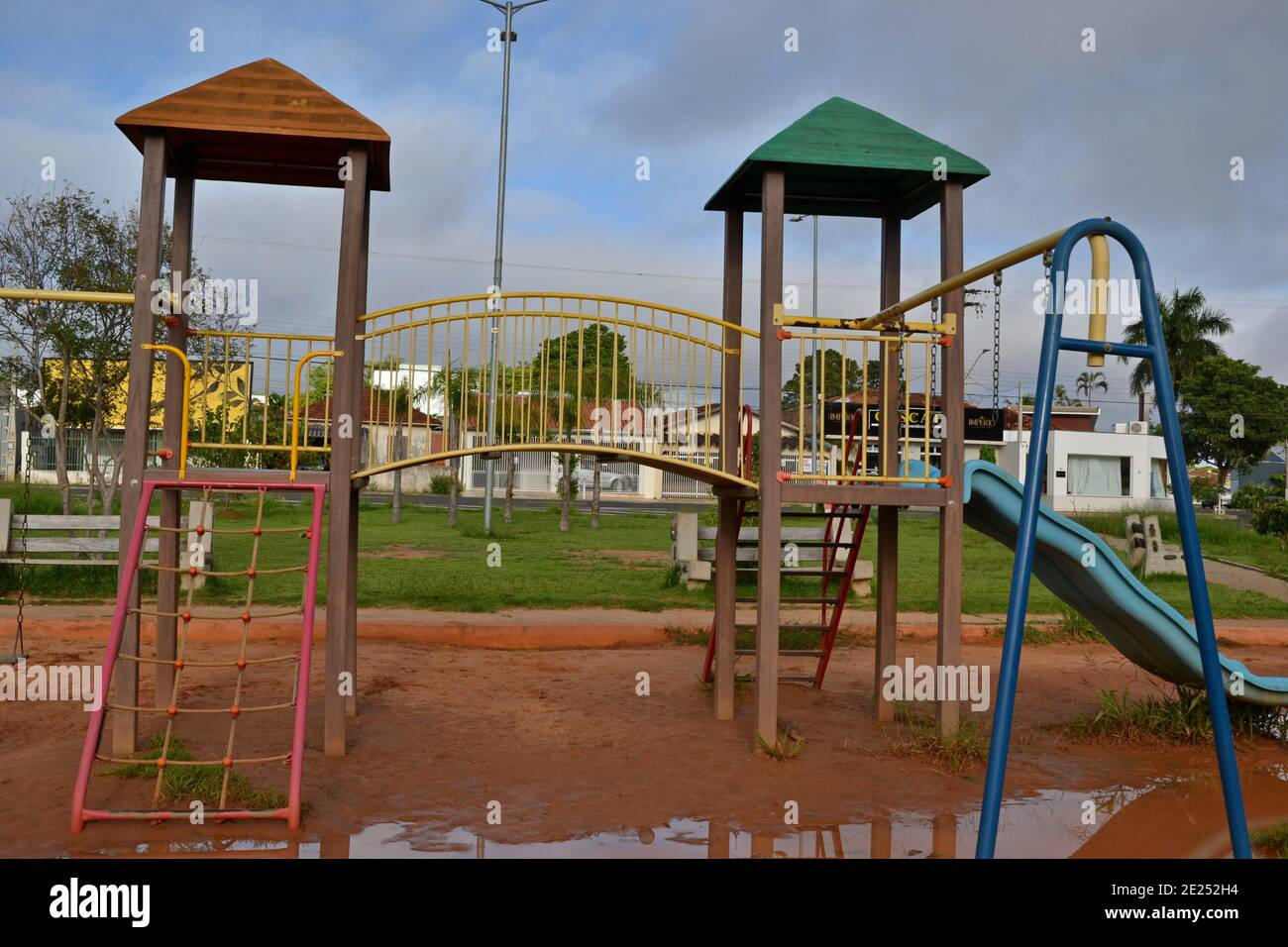 Nach den Quarantänemaßnahmen zur Verhinderung der Verbreitung des COVID-19-Coronavirus in Brasilien, Süd-A, rutschte das Kind auf einem verlassenen Platz Stockfoto