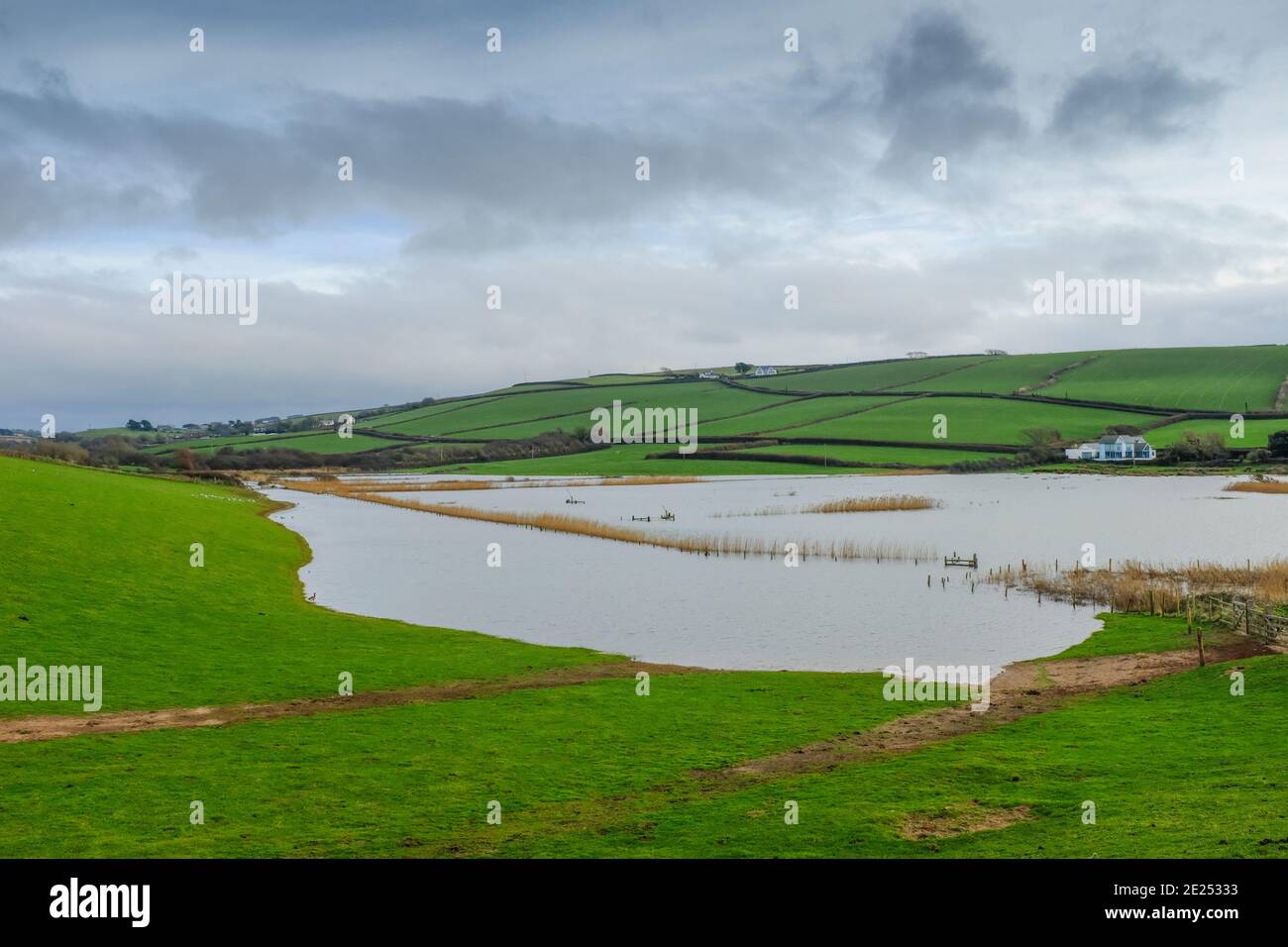Blick auf die Überschwemmungen im South Milton Ley Reserve nach starken Regenfällen. Thurlestone, South Devon, Großbritannien Stockfoto