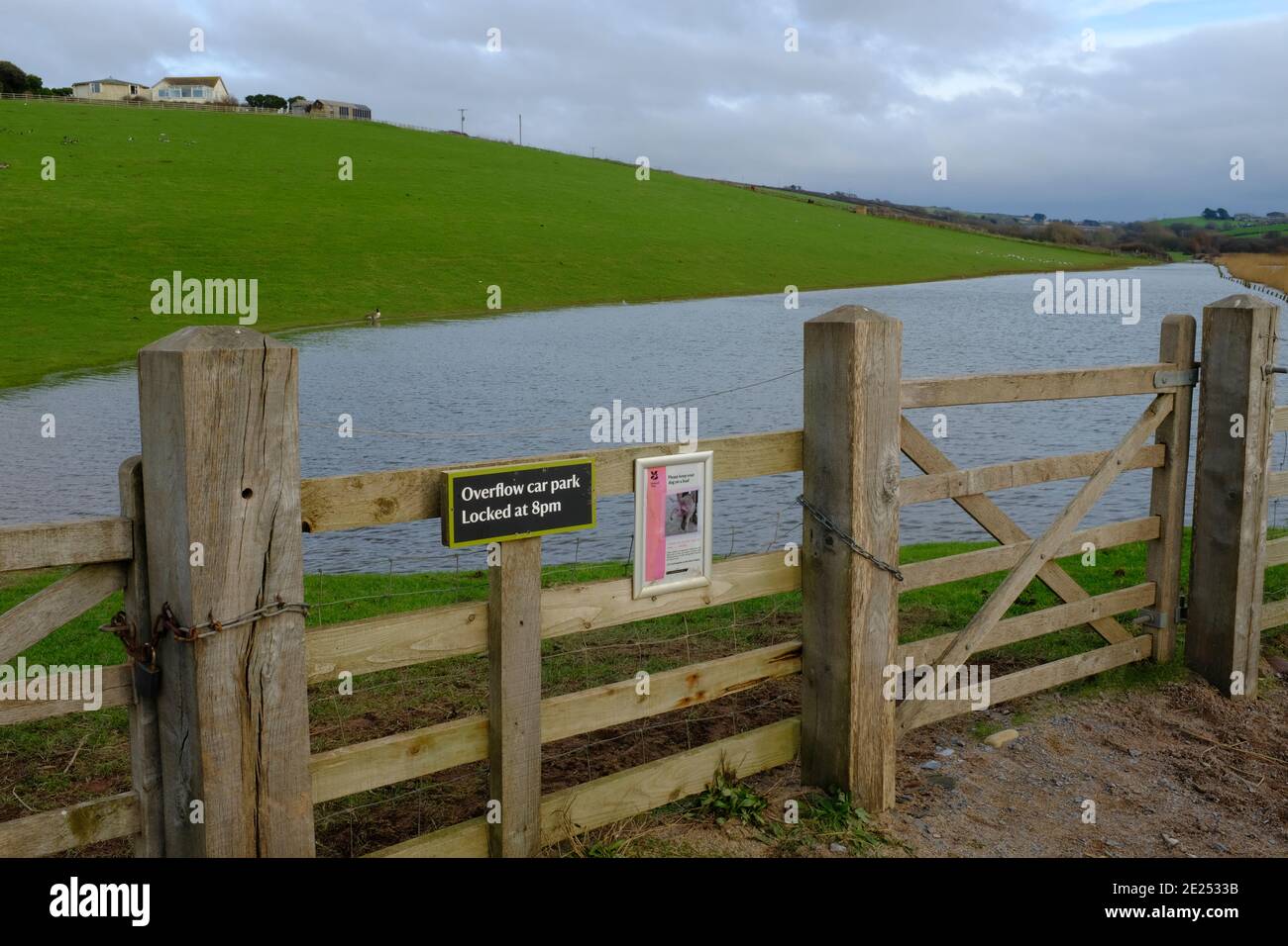 Blick auf überfluteten Überlauf Parkplatz mit treffend beschreibenden Zeichen auf dem Zaun. South Milton Ley Reserve, Thurlestone, South Devon, Großbritannien Stockfoto