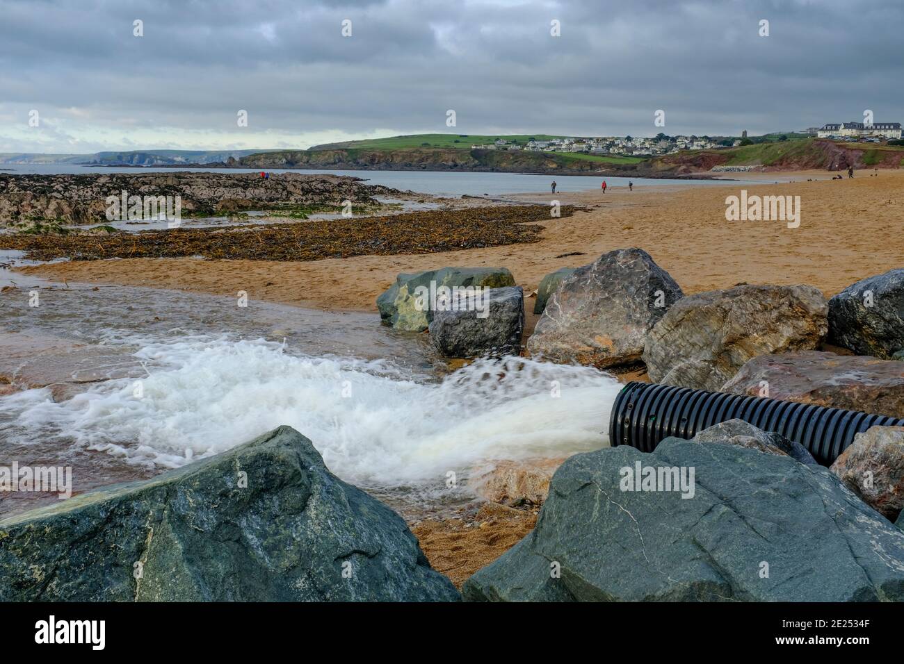 Wasserablaufleitung am Thurlestone Beach, South Devon Stockfoto