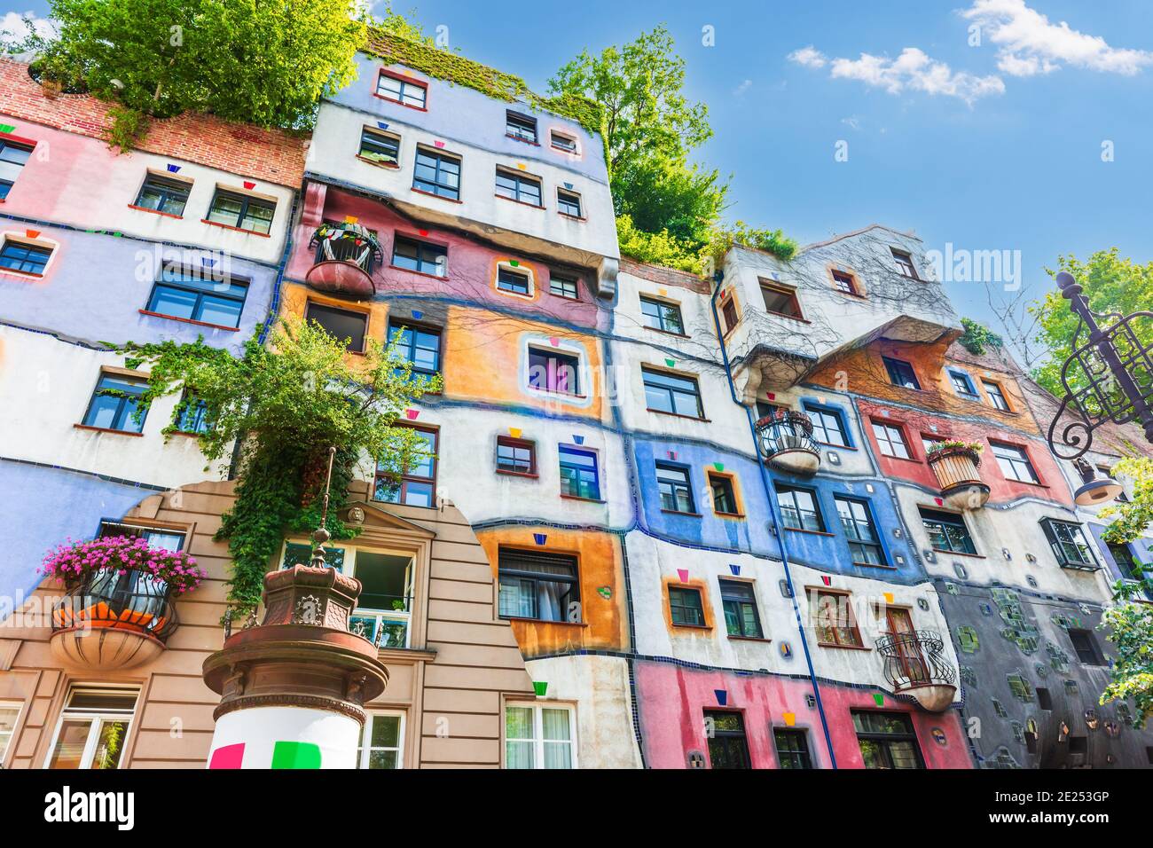 Wien, Österreich. Fassade Kegelgasse des Hundertwassers Haus gebaut: 1983 - 1985 vom Architekten Friedensreich Hundertwasser. Stockfoto