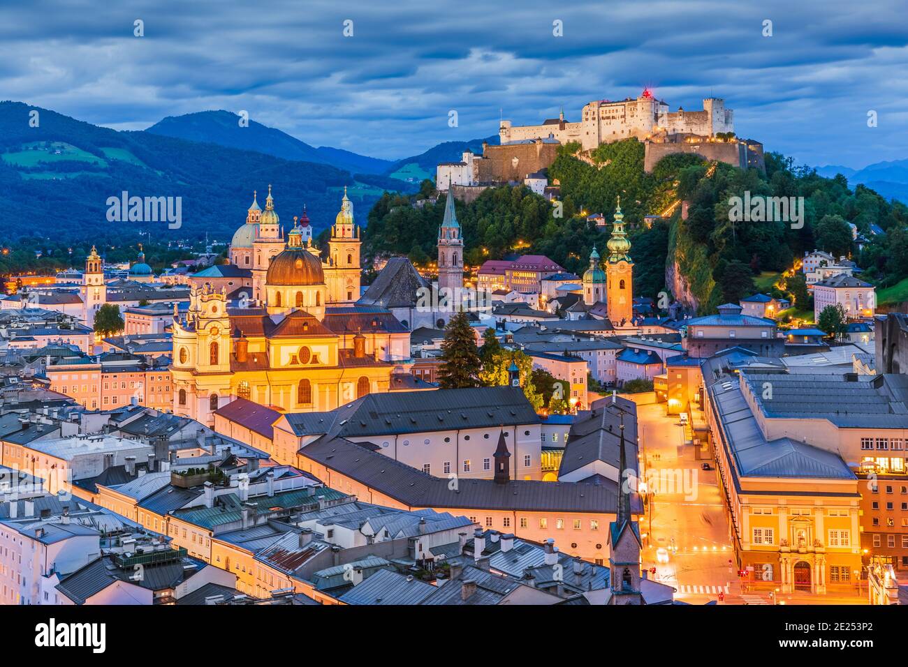 Salzburg, Österreich. Altstadt mit Festung Festung Hohensalzburg und Salzburger Dom. Stockfoto