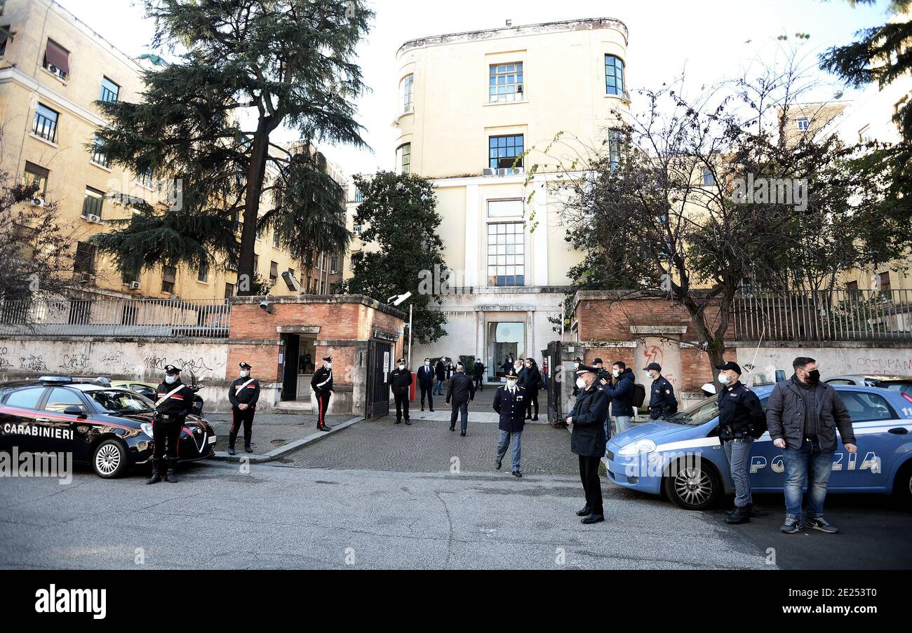 Außerhalb des Hauptsitzes des Istituto Superiore di Sanità werden die ersten Antikovid-Impfstoffe "Moderna" nach Italien kommen Stockfoto