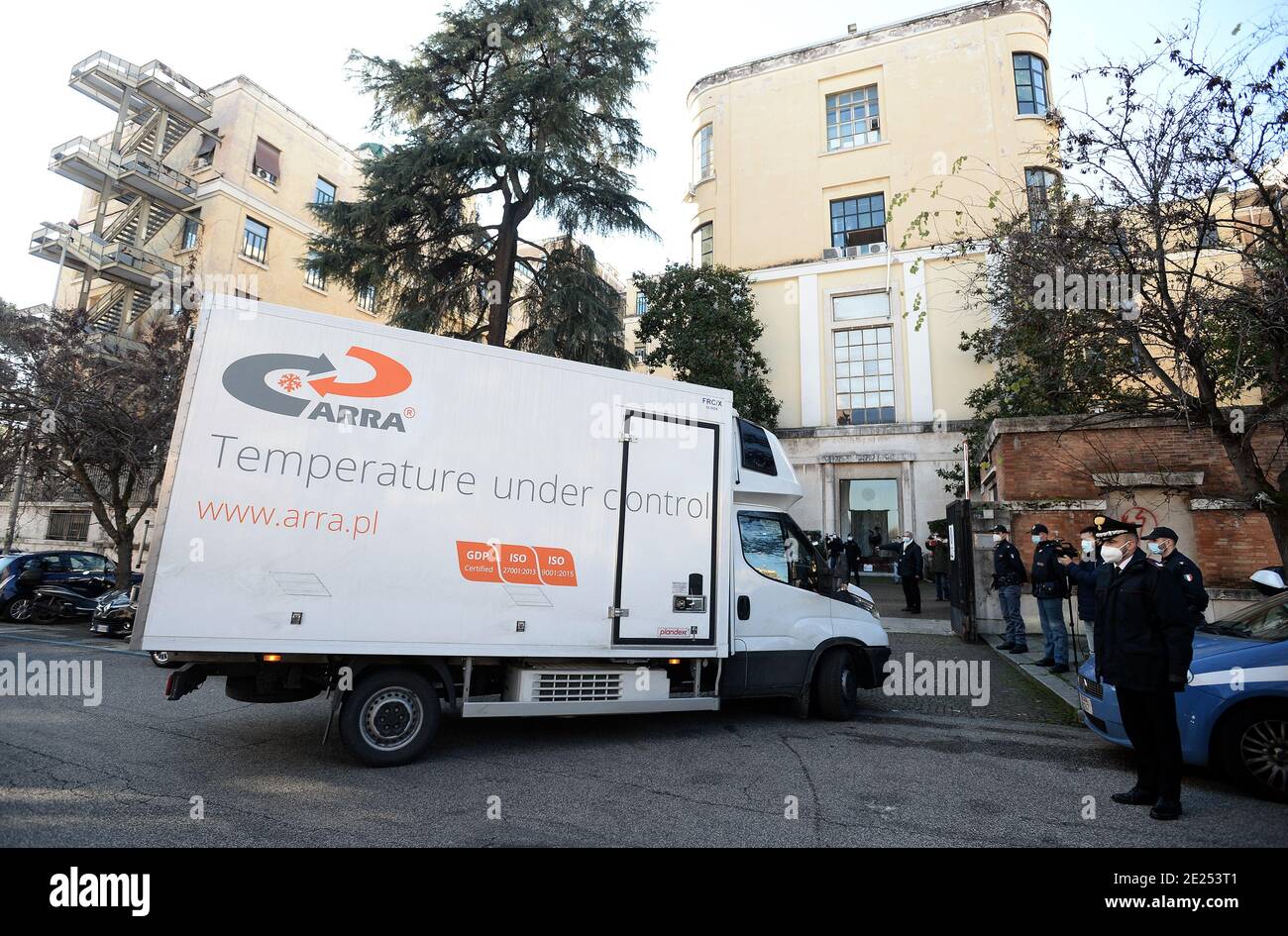 Der Van mit den ersten Dosen des Antikovid-Impfstoffs „Moderna“ Bestimmt für Italien geht das Hauptquartier von dem Istituto Superiore hinein Di Sanità Stockfoto