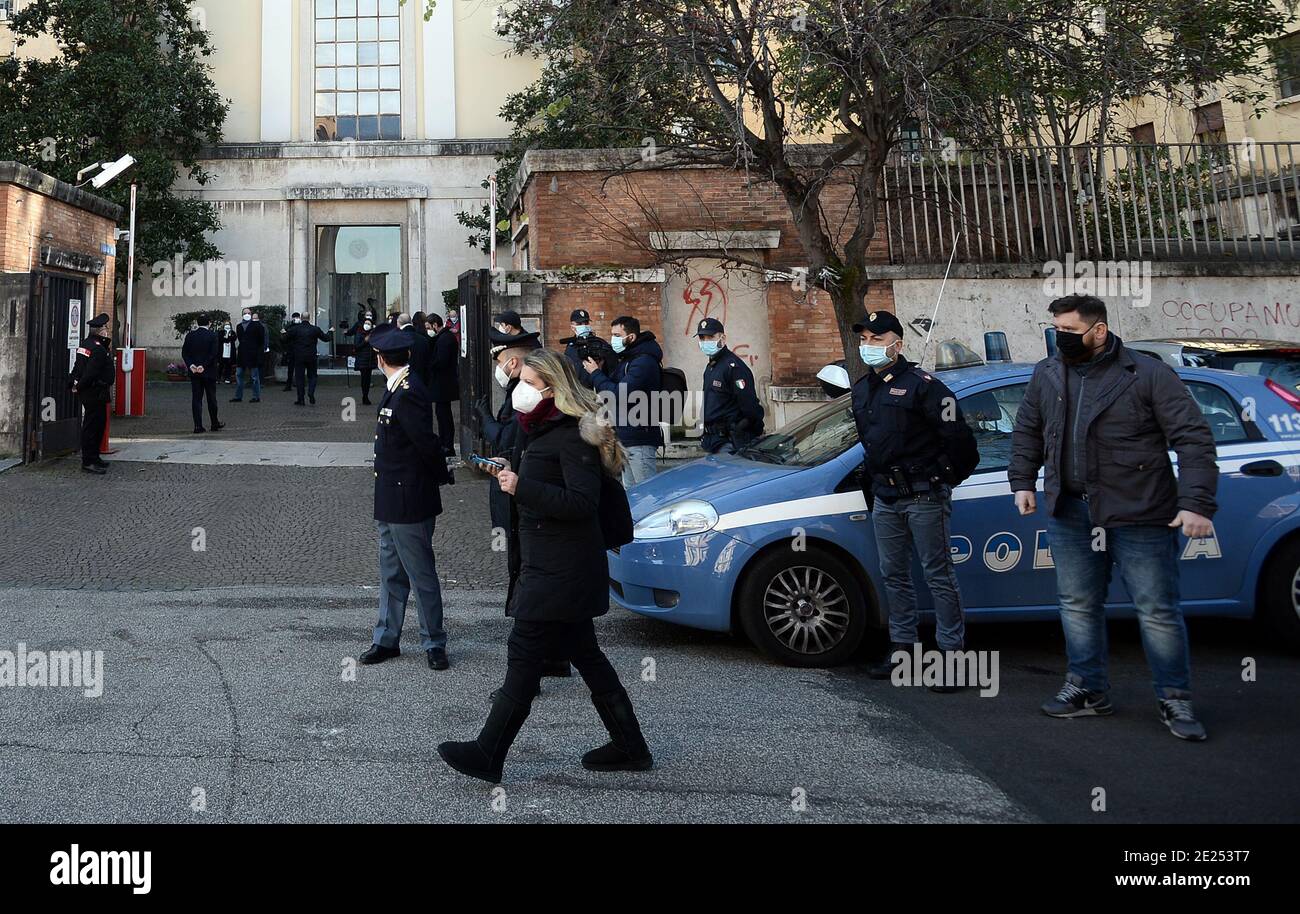 Außerhalb des Hauptsitzes des Istituto Superiore di Sanità werden die ersten Antikovid-Impfstoffe "Moderna" nach Italien kommen Stockfoto