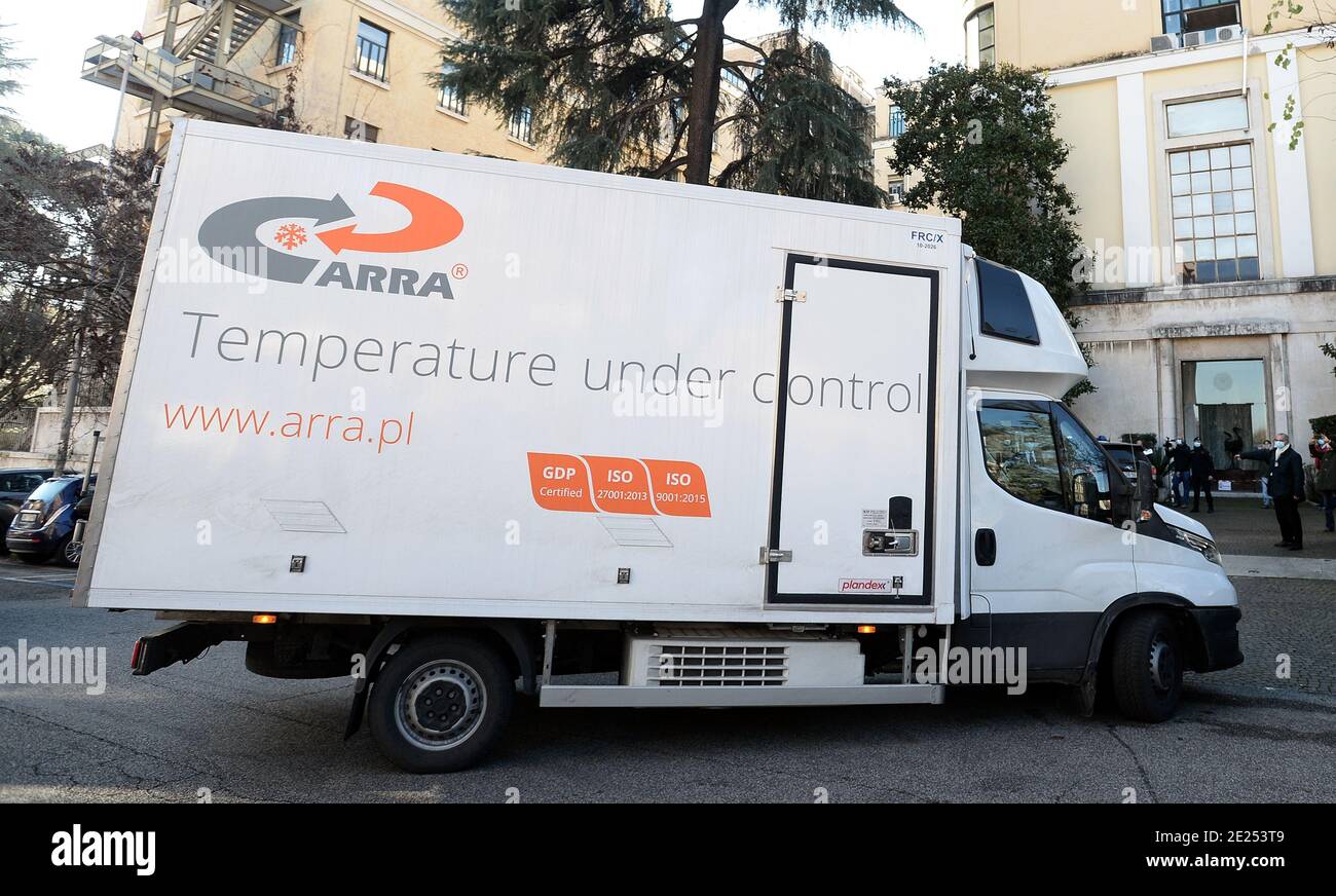 Der Van mit den ersten Dosen des Antikovid-Impfstoffs „Moderna“ Bestimmt für Italien geht das Hauptquartier von dem Istituto Superiore hinein Di Sanità Stockfoto