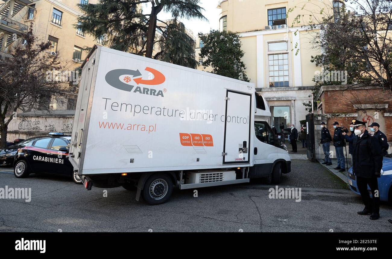 Der Van mit den ersten Dosen des Antikovid-Impfstoffs „Moderna“ Bestimmt für Italien geht das Hauptquartier von dem Istituto Superiore hinein Di Sanità Stockfoto