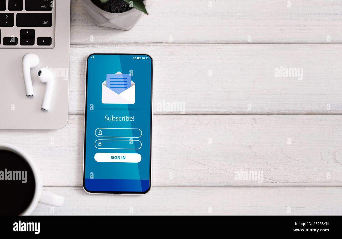 Geschäftsmarketing. Smartphone mit Newsletter-Anmeldeformular auf dem Bildschirm liegend auf dem Tisch Stockfoto