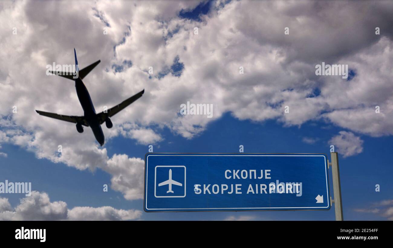 Flugzeug Silhouette Landung in Skopje Nord Mazedonien. City Ankunft mit internationalen Flughafen Richtung Schild und blauen Himmel im Hintergrund. Reisen, Stockfoto