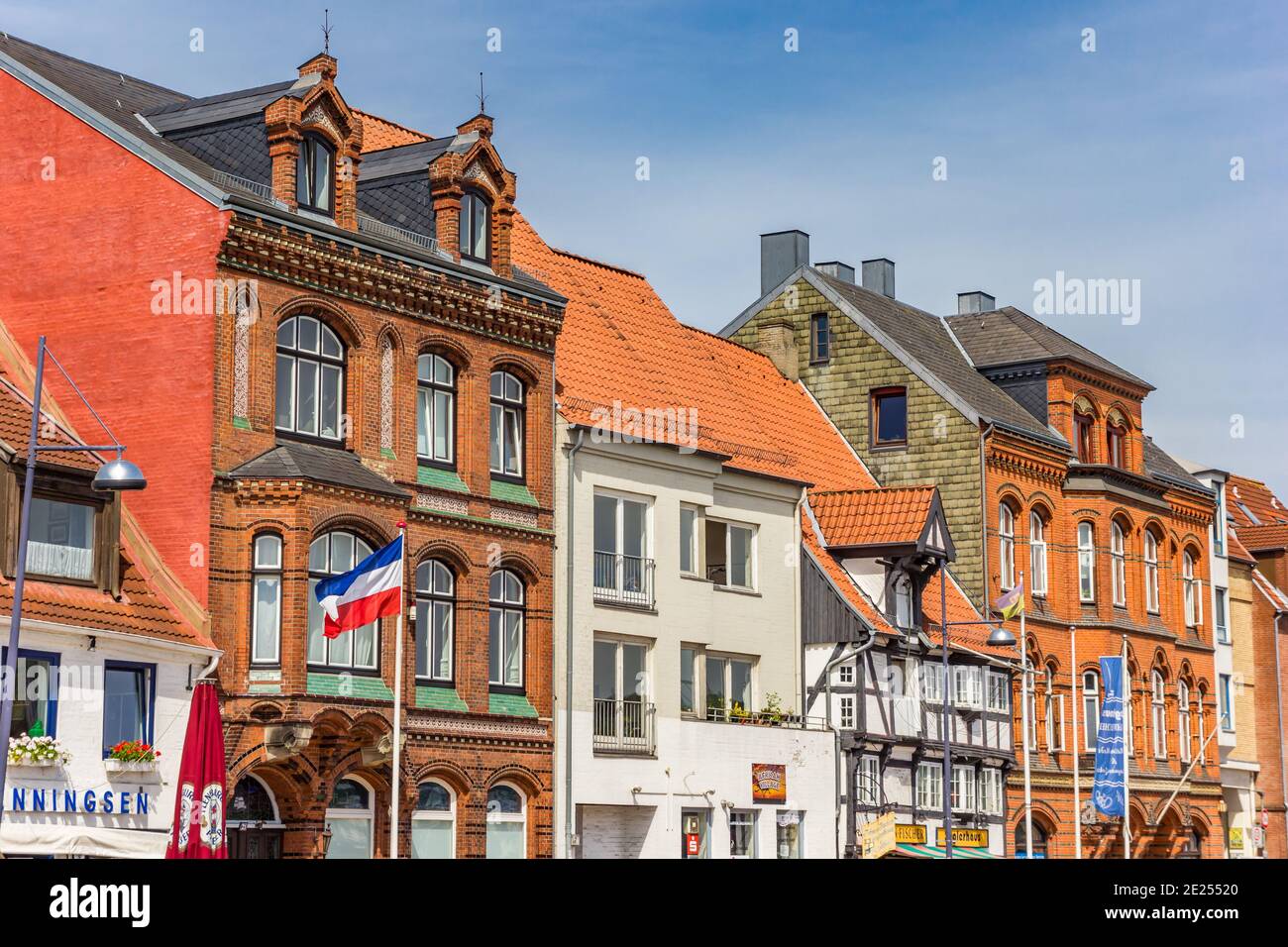 Historische Häuser an der Uferpromenade von Flensburg, Deutschland Stockfoto