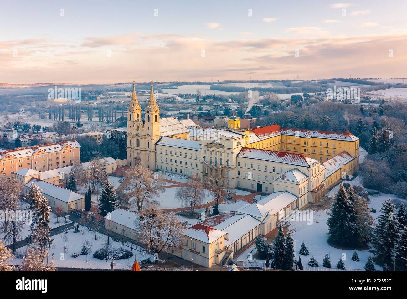 Erstaunliche schneebedeckte Luftaufnahme der Abtei von Zirc. Auch bekannt als Zircensis oder Boccon, ist eine Zisterzienserabtei, in Zirc in der Diözese Veszprém. Stockfoto