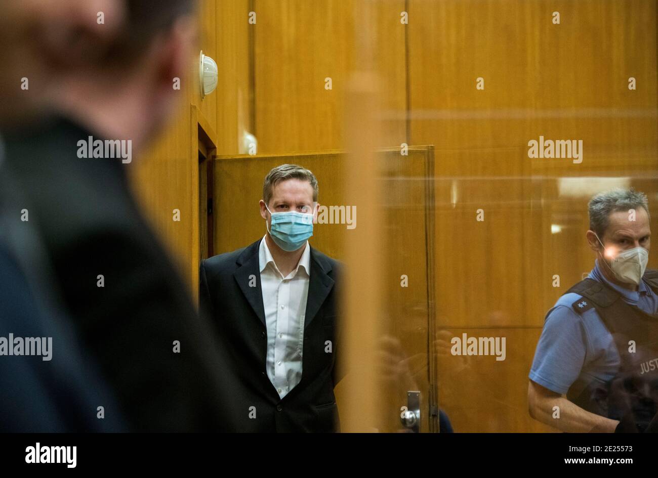 12. Januar 2021, Hessen, Frankfurt/Main: Der Hauptangeklagte Stephan Ernst (M) kommt zum Oberlandesgericht zur Fortsetzung seines Prozesses im Fall des Mordes an Walter Lübcke. Stephan Ernst soll vor einem Jahr den damaligen nordhessischen Landrat Lübcke auf seiner Terrasse erschossen haben, weil sich der CDU-Politiker für Flüchtlinge eingesetzt hatte. Foto: Thomas Lohnes/AFP POOL/dpa Stockfoto