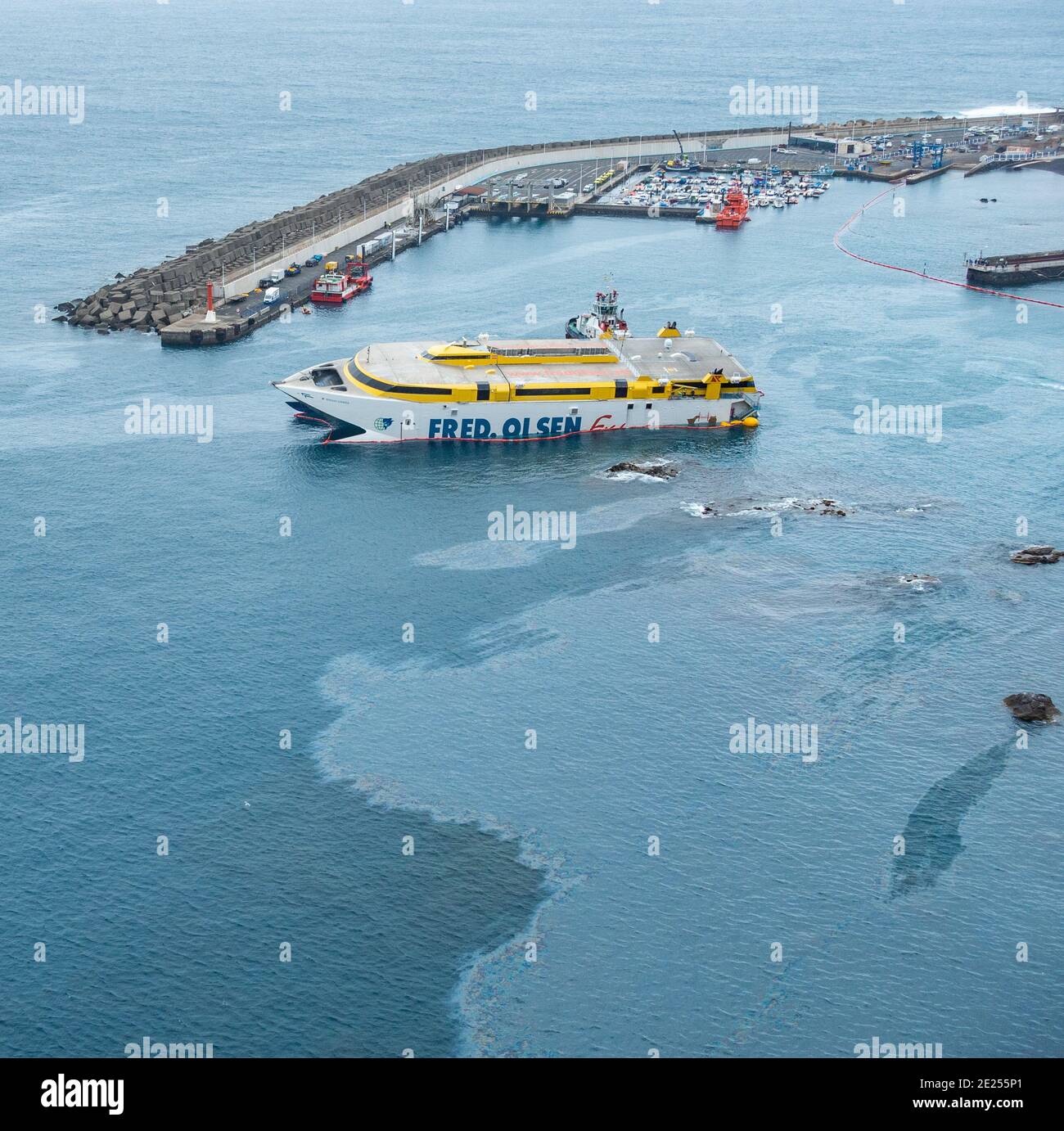 Puerto de Las Nieves, Gran Canaria, Kanarische Inseln, Spanien. Januar 2021. Rettungskräfte und Schlepper arbeiten noch einen sechsten Tag lang, um eine Fred Olsen-Passagierfähre wieder aufzuladen, die am Donnerstag, dem 7. Januar, bei stürmischem Wetter in Puerto de Las Nieves auf Gran Canaria anlegen wollte. Alle 59 Passagiere und 17 Besatzungsmitglieder verbrachten die Nacht auf der Fähre und wurden am nächsten Tag unversehrt entfernt. Lastwagen, Container und Autos bleiben auf der Fähre. Es werden auch Maßnahmen ergriffen, um Treibstoff (hier zu sehen) aus der Fähre undicht zu halten. Kredit: Alan Dawson/Alamy Live Nachrichten. Stockfoto