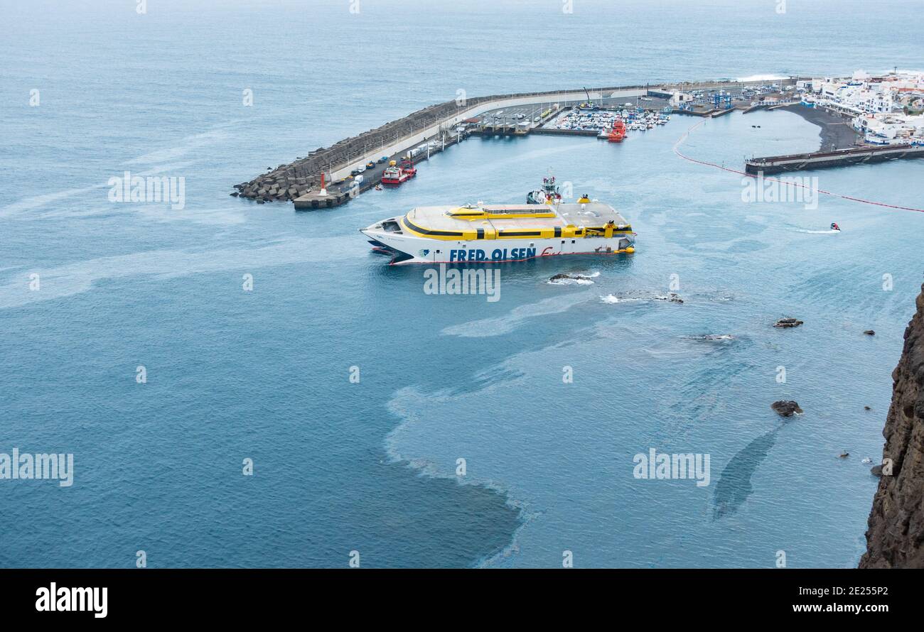 Puerto de Las Nieves, Gran Canaria, Kanarische Inseln, Spanien. Januar 2021. Rettungskräfte und Schlepper arbeiten noch einen sechsten Tag lang, um eine Fred Olsen-Passagierfähre wieder aufzuladen, die am Donnerstag, dem 7. Januar, bei stürmischem Wetter in Puerto de Las Nieves auf Gran Canaria anlegen wollte. Alle 59 Passagiere und 17 Besatzungsmitglieder verbrachten die Nacht auf der Fähre und wurden am nächsten Tag unversehrt entfernt. Lastwagen, Container und Autos bleiben auf der Fähre. Es werden auch Maßnahmen ergriffen, um Treibstoff (hier zu sehen) aus der Fähre undicht zu halten. Kredit: Alan Dawson/Alamy Live Nachrichten. Stockfoto