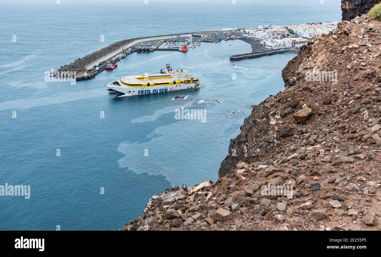 Puerto de Las Nieves, Gran Canaria, Kanarische Inseln, Spanien. Januar 2021. Rettungskräfte und Schlepper arbeiten noch einen sechsten Tag lang, um eine Fred Olsen-Passagierfähre wieder aufzuladen, die am Donnerstag, dem 7. Januar, bei stürmischem Wetter in Puerto de Las Nieves auf Gran Canaria anlegen wollte. Alle 59 Passagiere und 17 Besatzungsmitglieder verbrachten die Nacht auf der Fähre und wurden am nächsten Tag unversehrt entfernt. Lastwagen, Container und Autos bleiben auf der Fähre. Es werden auch Maßnahmen ergriffen, um Treibstoff (hier zu sehen) aus der Fähre undicht zu halten. Kredit: Alan Dawson/Alamy Live Nachrichten. Stockfoto