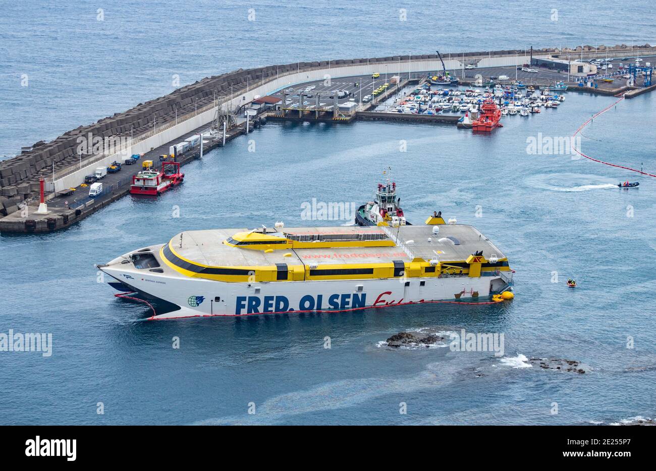 Puerto de Las Nieves, Gran Canaria, Kanarische Inseln, Spanien. Januar 2021. Rettungskräfte und Schlepper arbeiten noch einen sechsten Tag lang, um eine Fred Olsen-Passagierfähre wieder aufzuladen, die am Donnerstag, dem 7. Januar, bei stürmischem Wetter in Puerto de Las Nieves auf Gran Canaria anlegen wollte. Alle 59 Passagiere und 17 Besatzungsmitglieder verbrachten die Nacht auf der Fähre und wurden am nächsten Tag unversehrt entfernt. Lastwagen, Container und Autos bleiben auf der Fähre. Es werden auch Maßnahmen ergriffen, um Treibstoff (hier zu sehen) aus der Fähre undicht zu halten. Kredit: Alan Dawson/Alamy Live Nachrichten. Stockfoto