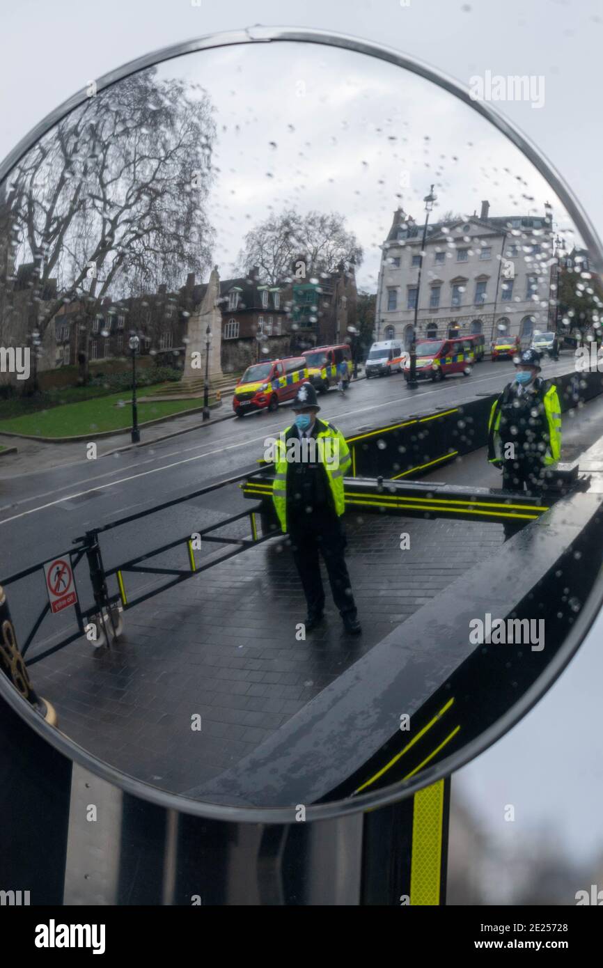 Britische Londoner Polizeibeamte, die das Unterhaus bewachen, in einem Sicherheitsspiegel gesehen Stockfoto