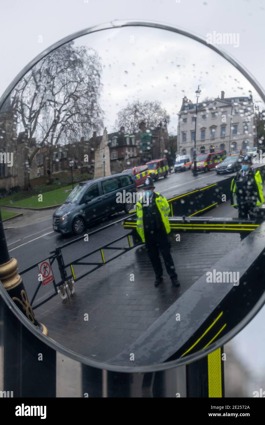 Britische Londoner Polizeibeamte, die das Unterhaus bewachen, in einem Sicherheitsspiegel gesehen Stockfoto