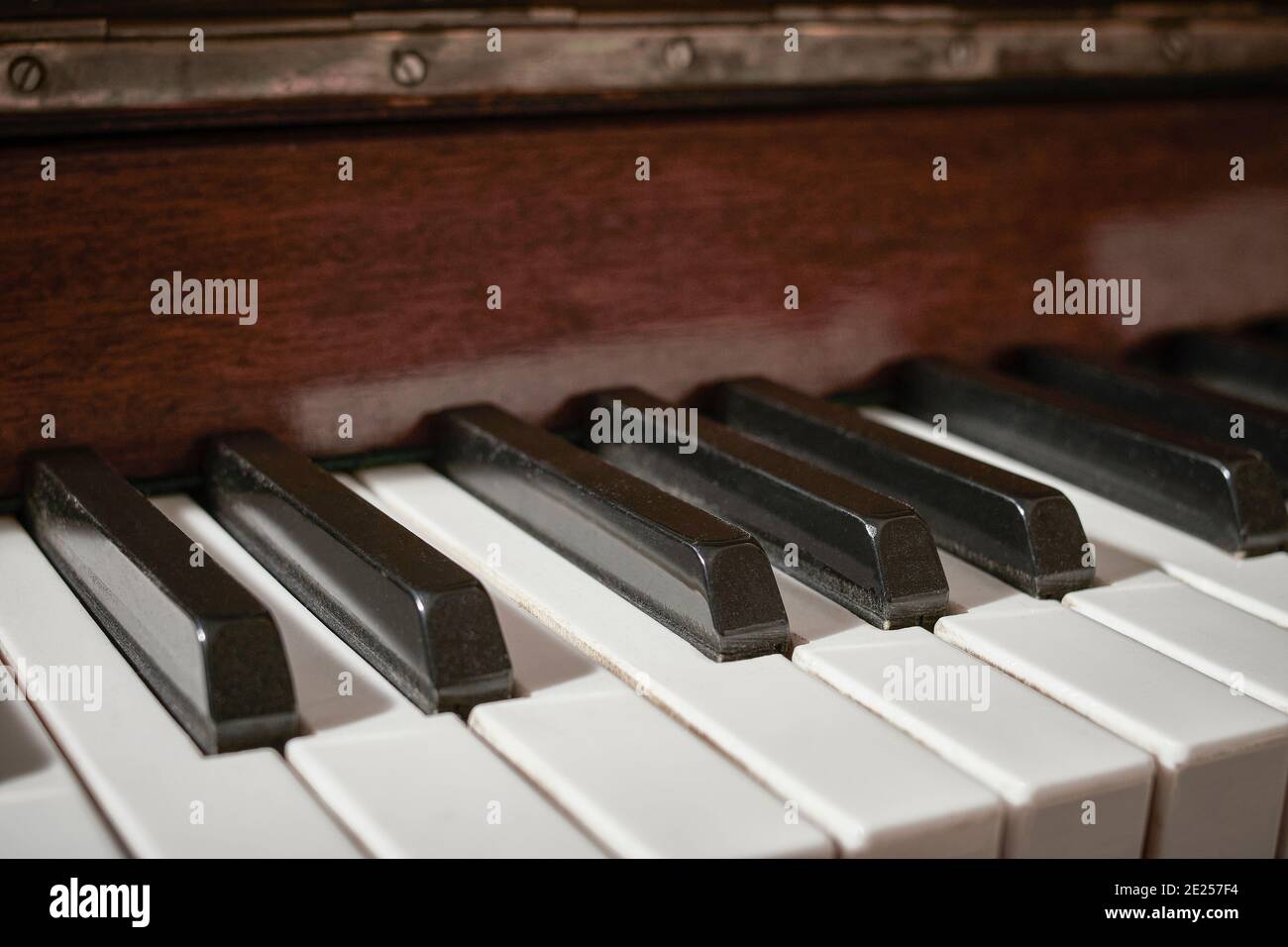 Schwarz-weiße Tasten eines akustischen Klaviers. Tastatur Stockfoto