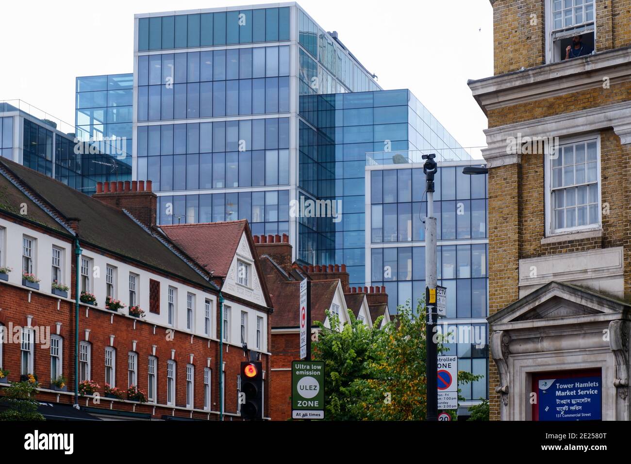 Old Spitalfields Market, der 1876 auf der linken Seite mit Spitalfields Market hinter eröffnet. Tower Hamlets Market Service auf der rechten Seite. Denkmalgeschütztes Gebäude. Stockfoto