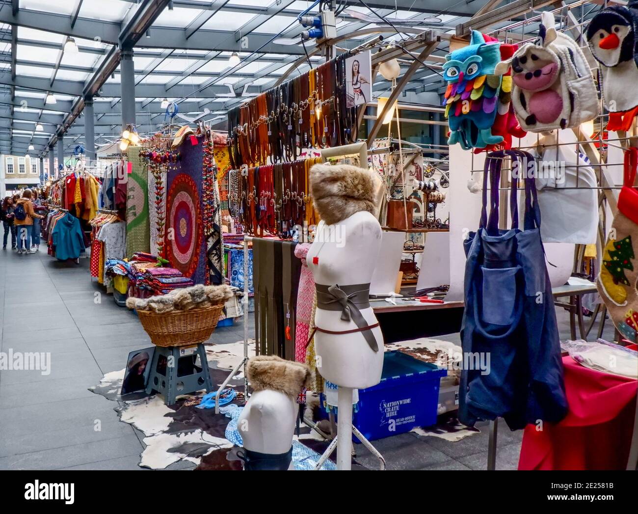 Überdachte Marktstände am Spitalfields Market, East London, einem der ältesten Märkte in London. Stockfoto