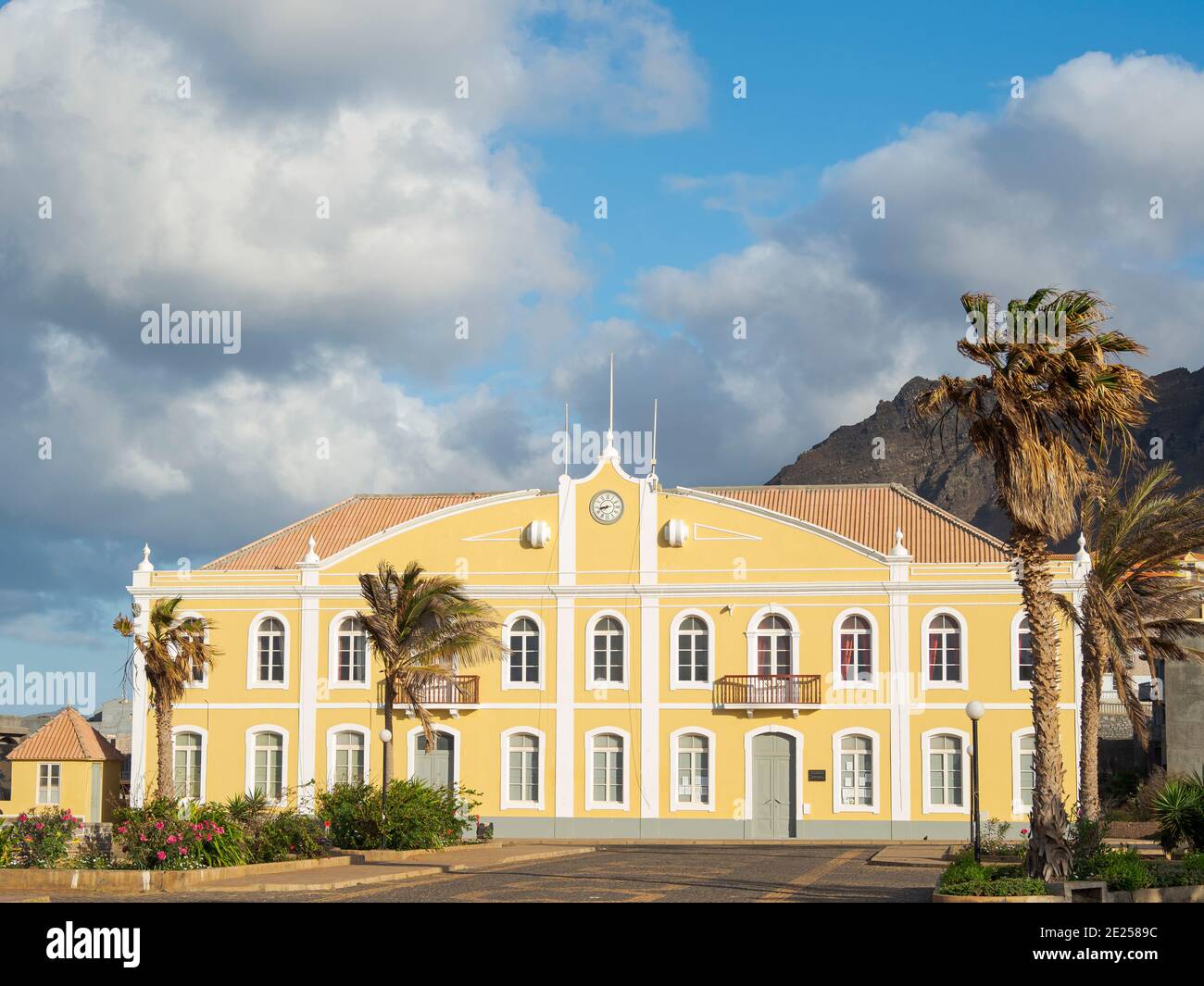 Rathaus und Verwaltung. Stadt Ponta do Sol, Insel Santo Antao, Kap Verde im äquatorialatlantik. April Stockfoto