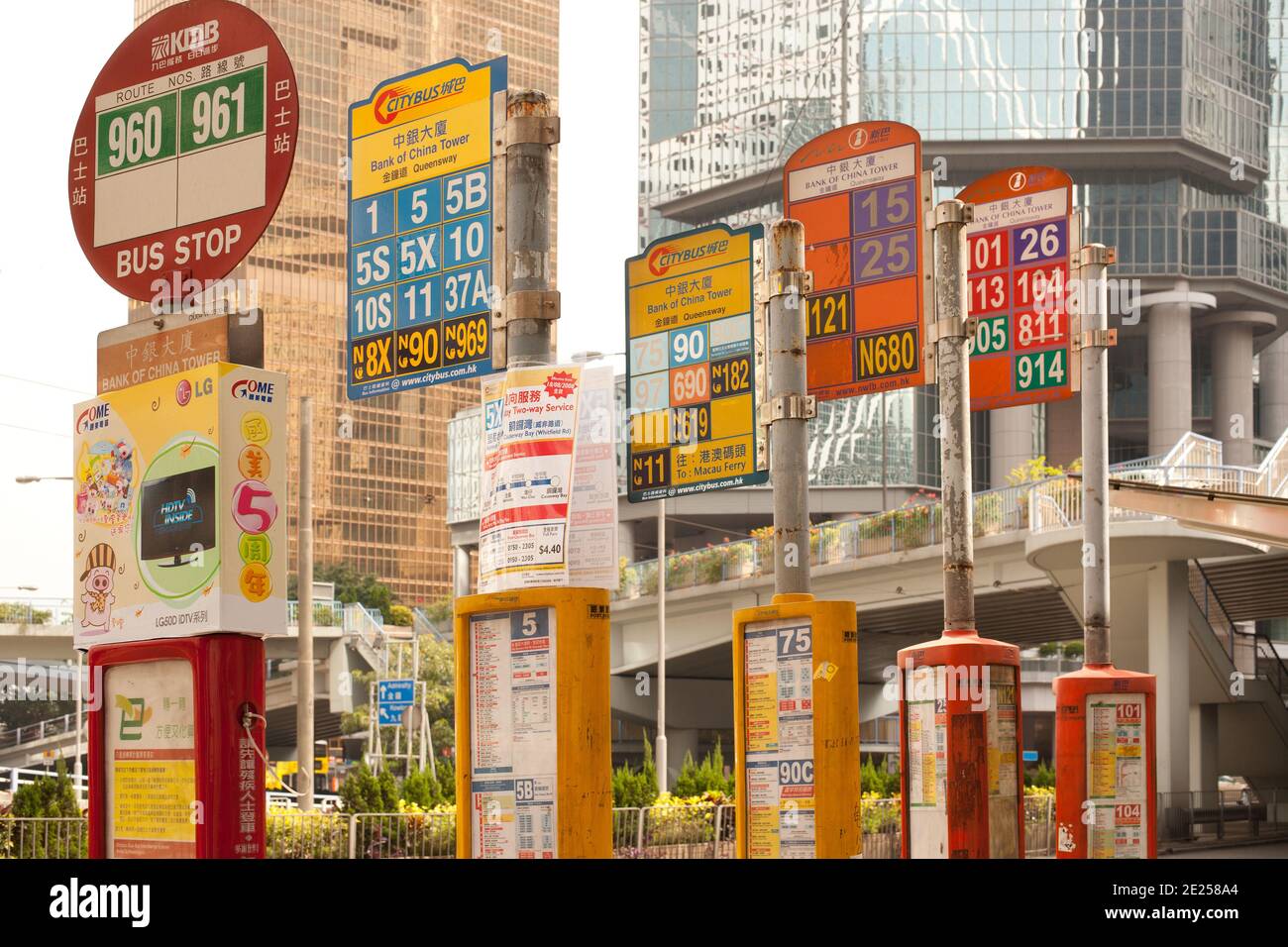 Hong Kong, China, Asien - Zeichen von Informationen von Buslinien und Routen an einer Bushaltestelle auf Central District, Hong Kong. Stockfoto