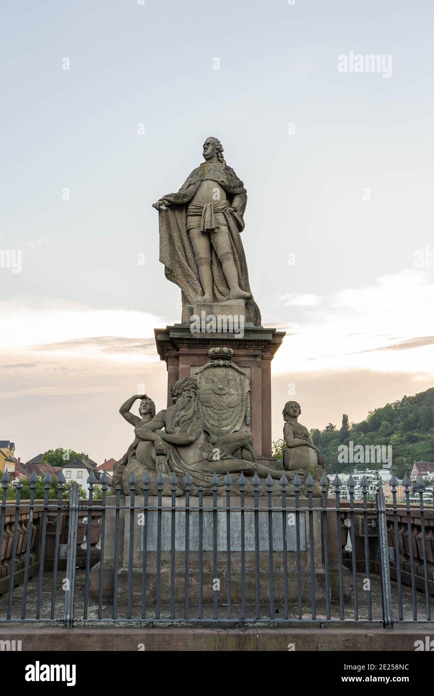 Heidelberg, Deutschland - 1. Aug 2020: Charles Theodore staune auf der alten Brücke während der goldenen Stunde Stockfoto