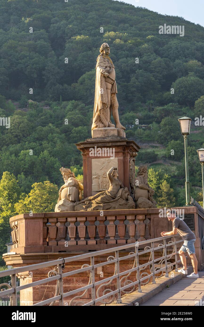 Heidelberg, Deutschland - 1. Aug 2020: Charles Theodore staune auf der alten Brücke während der goldenen Stunde Stockfoto