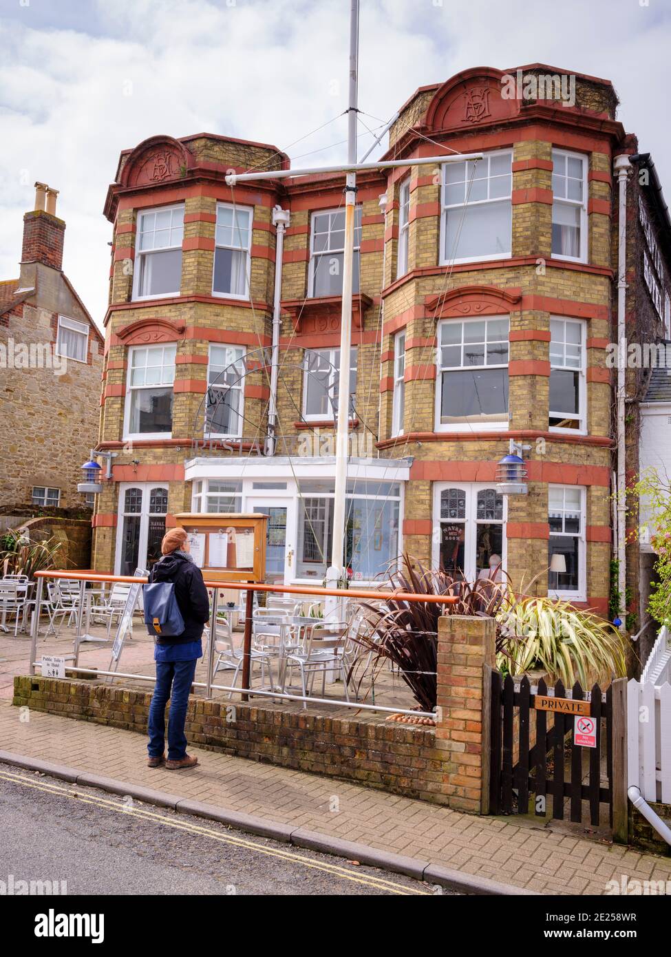 Während der Absperrung schaut ein anwärter Urlauber sehnsüchtig in ein Gästehaus in Seaview auf der Isle of Wight, Großbritannien Stockfoto