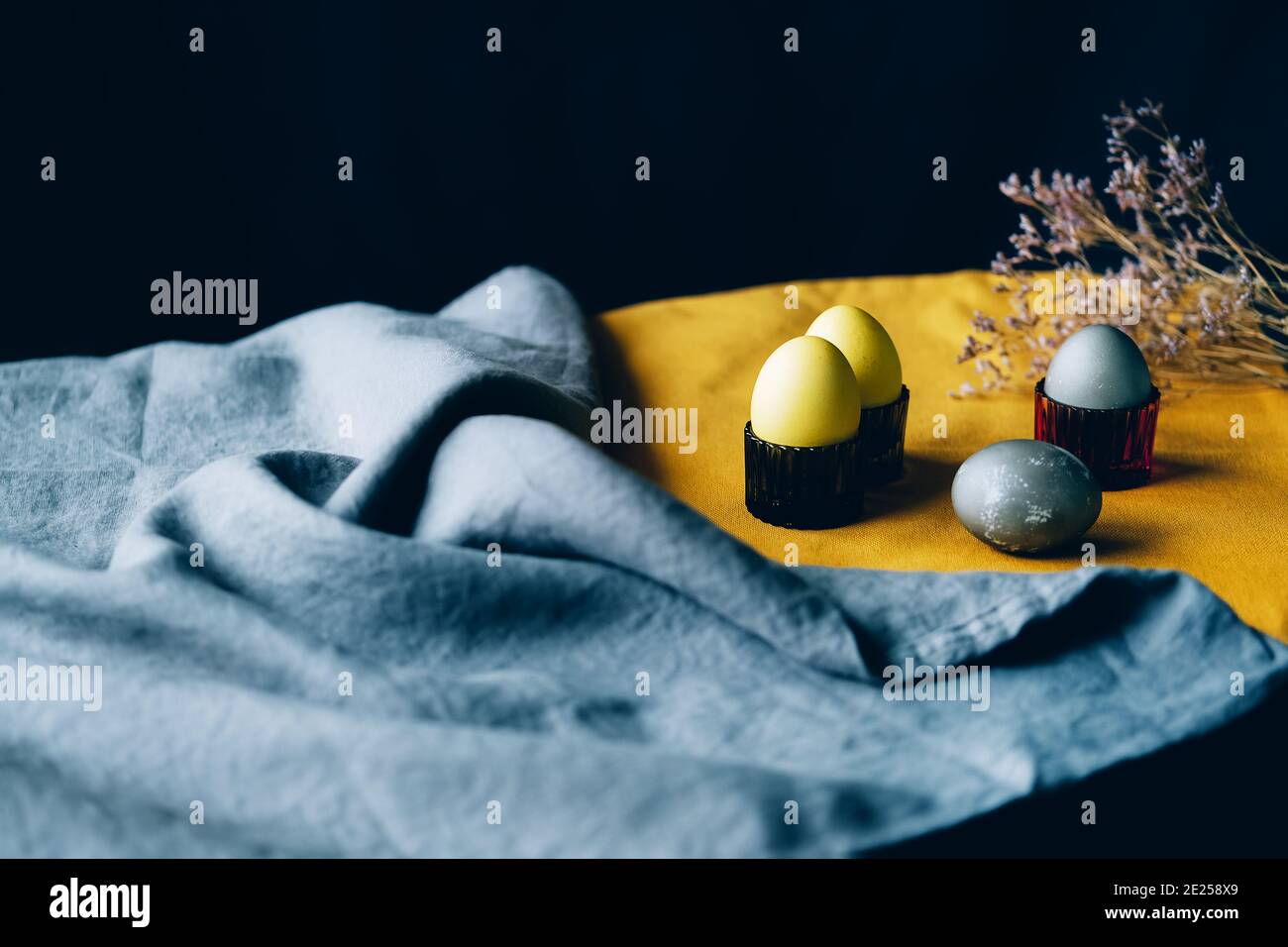 Bio natürlich gefärbte gelbe und graue Ostereier. Stilvolle Einrichtung für Ferienimmobilie. Stockfoto