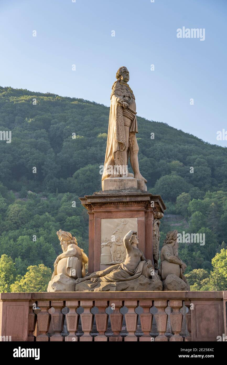 Heidelberg, Deutschland - 1. Aug 2020: Charles Theodore staune auf der alten Brücke während der goldenen Stunde Stockfoto