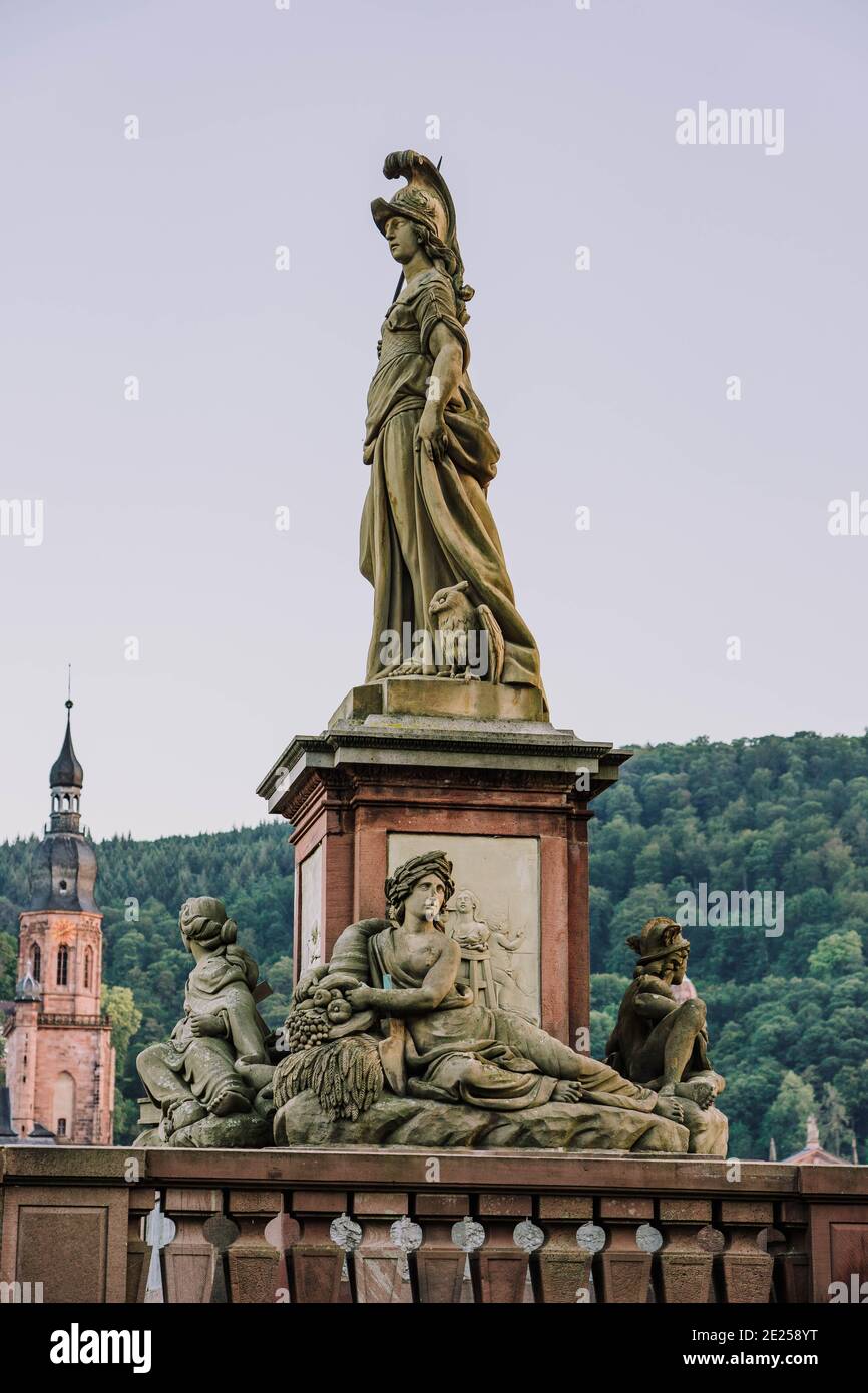 Heidelberg, Deutschland - 1. Aug 2020: Skulptur der römischen Göttin Minerva auf einer alten Brücke nach Sonnenuntergang Stockfoto