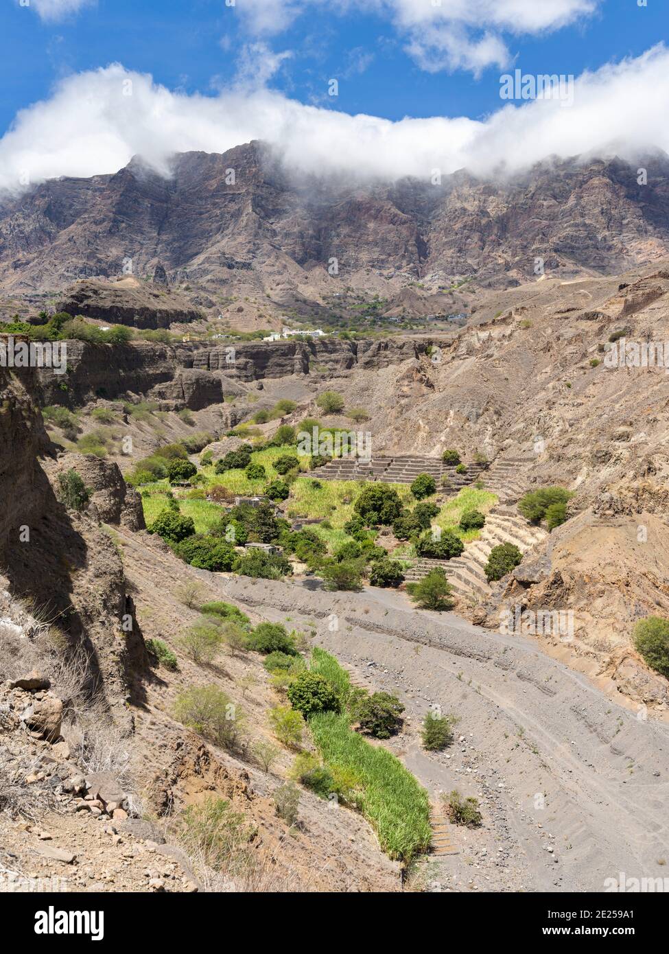 Ribeira das Patas, typische lokale Wolken durch Passatwinde gebildet. Insel Santo Antao, Kap Verde im äquatorialatlantik. April Stockfoto