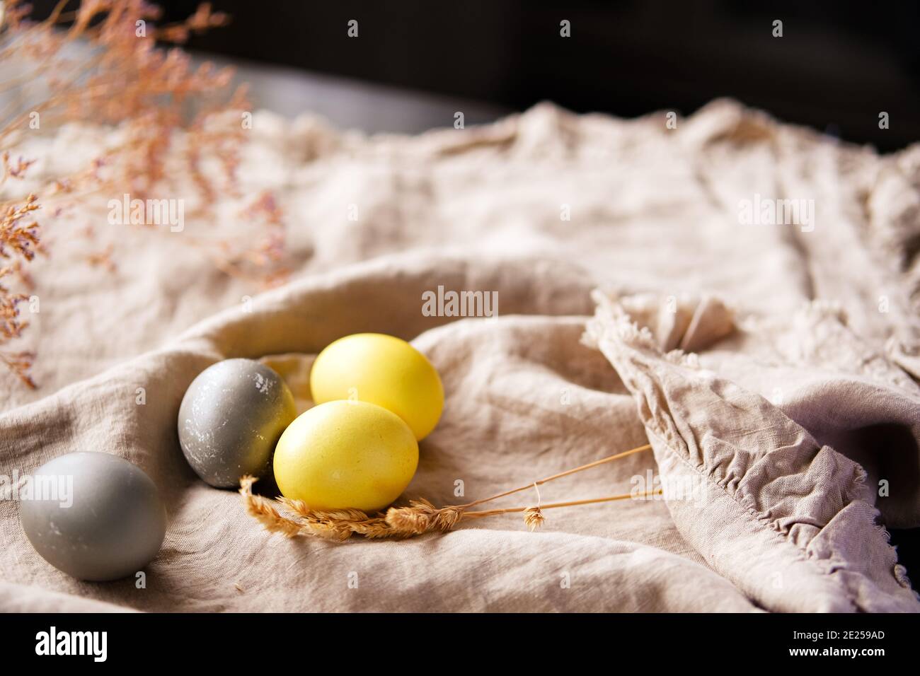 Bio natürlich gefärbte gelbe und graue Ostereier. Stilvolle Einrichtung für Ferienimmobilie. Stockfoto