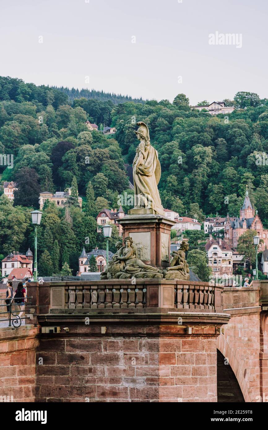 Heidelberg, Deutschland - 1. Aug 2020: Skulptur der römischen Göttin Minerva auf einer alten Brücke nach Sonnenuntergang Stockfoto