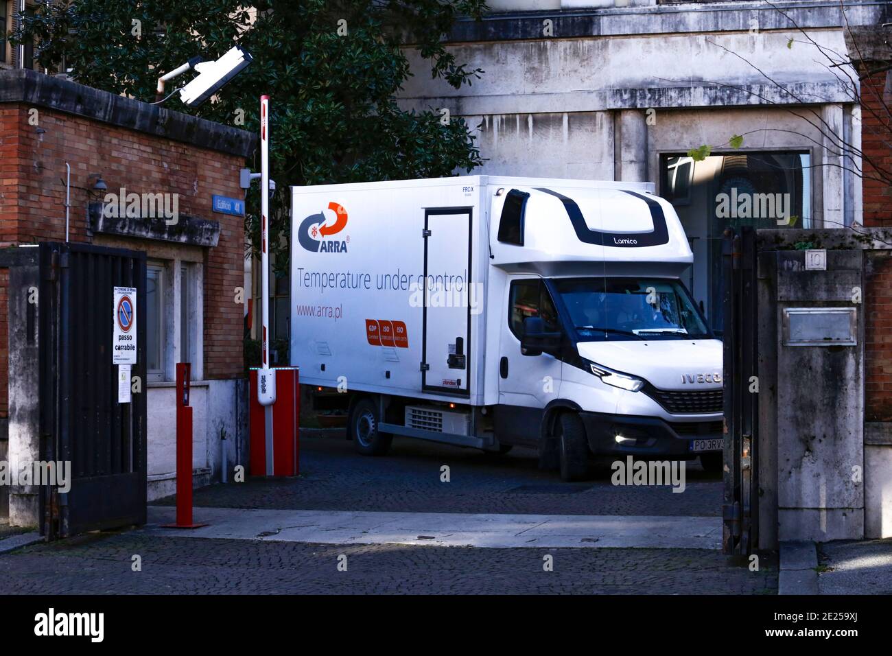 Rom, Italien. Januar 2021. Rom, Istituto Superiore di Sanità: Die ersten 47 Dosen von Moderna-Impfstoffen sind da. Die Dosen werden aufgeteilt und von hier aus in allen Regionen Italiens verteilt.nur redaktionelle Verwendung Kredit: Unabhängige Fotoagentur/Alamy Live News Stockfoto