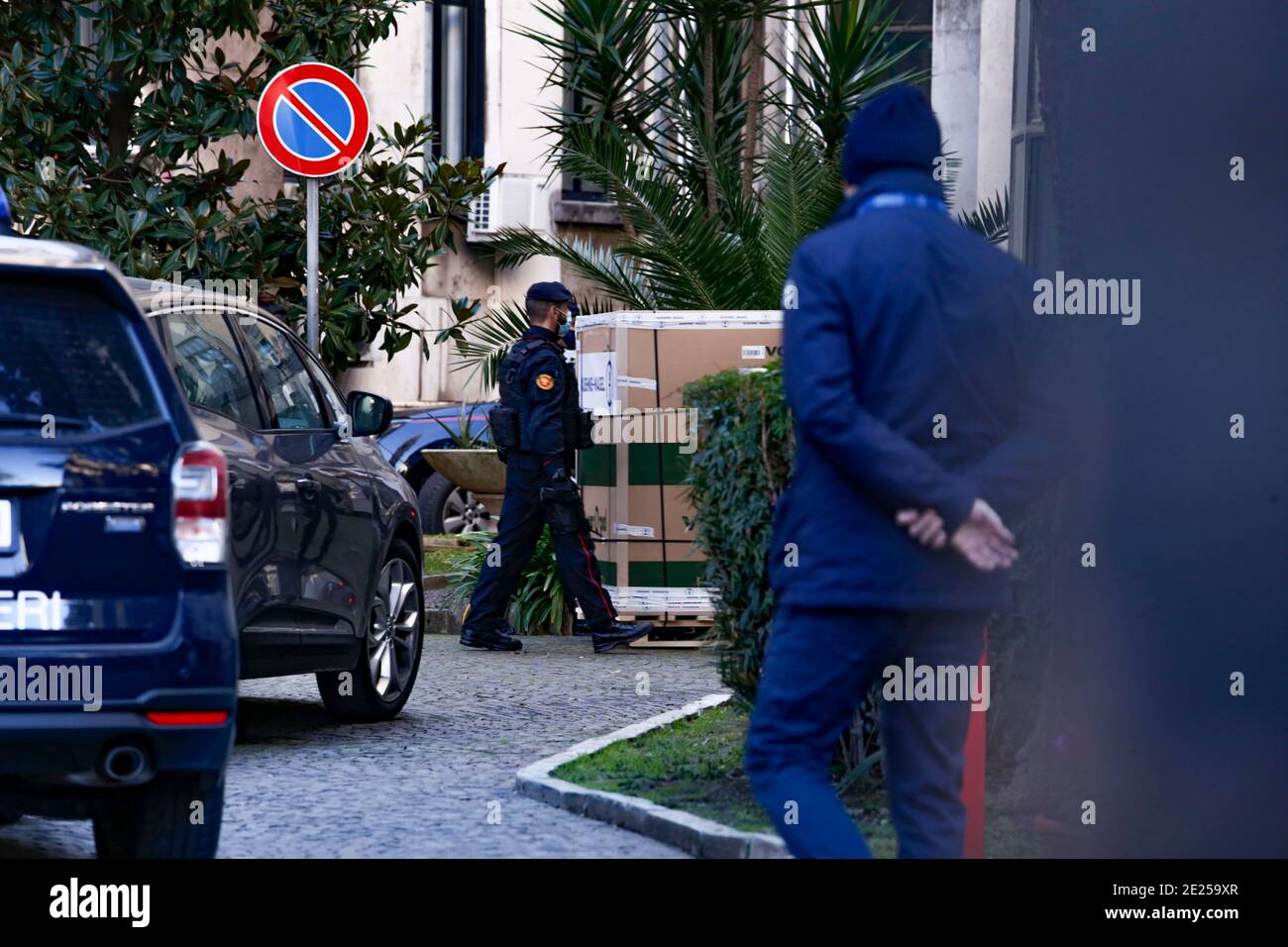 Rom, Italien. Januar 2021. Rom, Istituto Superiore di Sanità: Die ersten 47 Dosen von Moderna-Impfstoffen sind da. Die Dosen werden aufgeteilt und von hier aus in allen Regionen Italiens verteilt.nur redaktionelle Verwendung Kredit: Unabhängige Fotoagentur/Alamy Live News Stockfoto