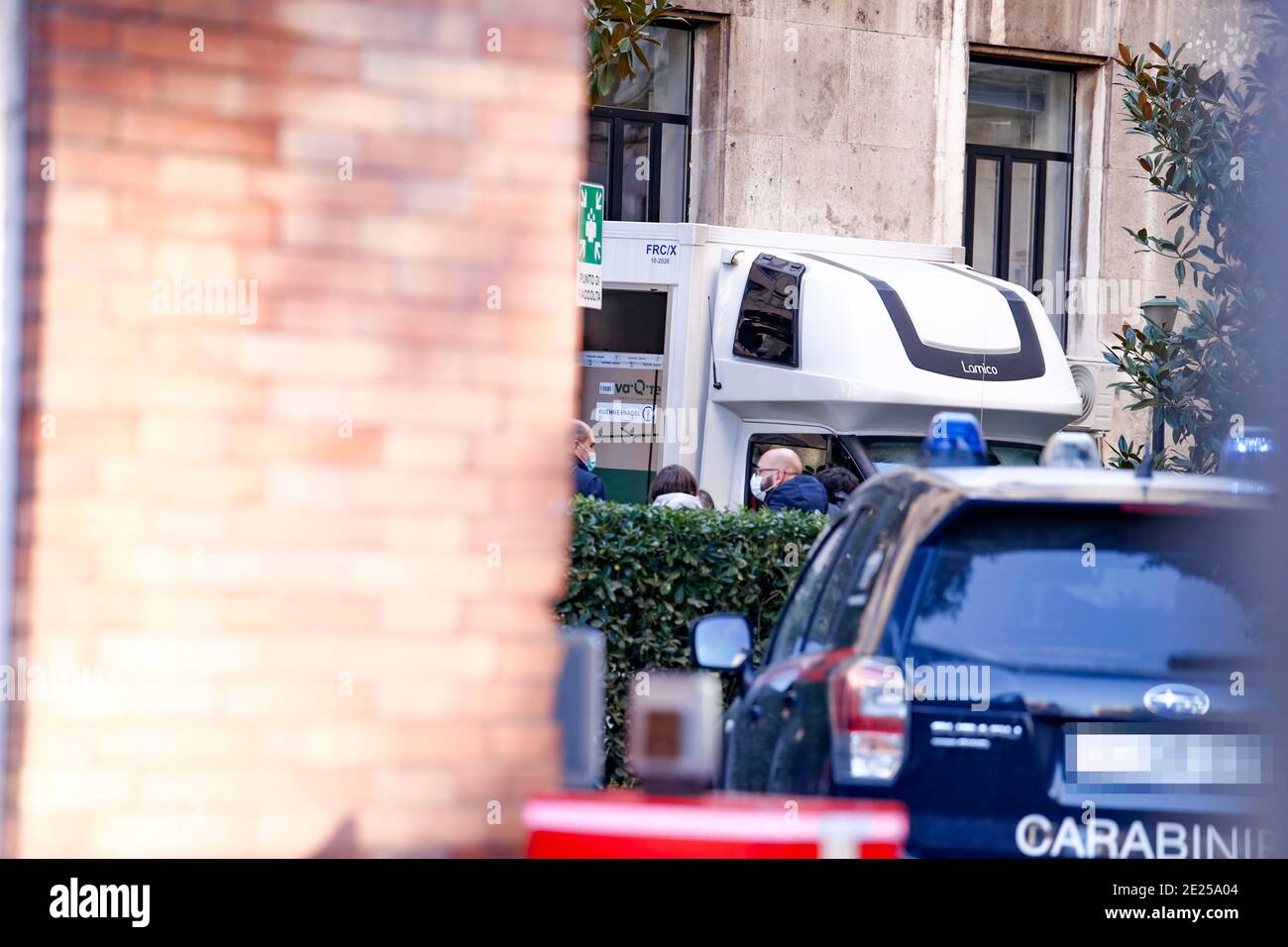 Rom, Italien. Januar 2021. Rom, Istituto Superiore di Sanità: Die ersten 47 Dosen von Moderna-Impfstoffen sind da. Die Dosen werden aufgeteilt und von hier aus in allen Regionen Italiens verteilt.nur redaktionelle Verwendung Kredit: Unabhängige Fotoagentur/Alamy Live News Stockfoto