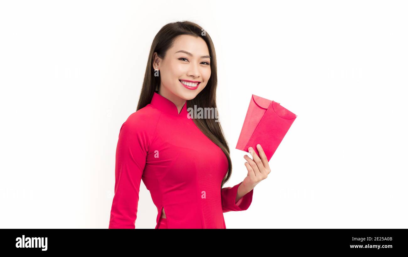 Schönheit Frau tragen AO dai und nehmen rote Umschläge in Mondneujahr Stockfoto