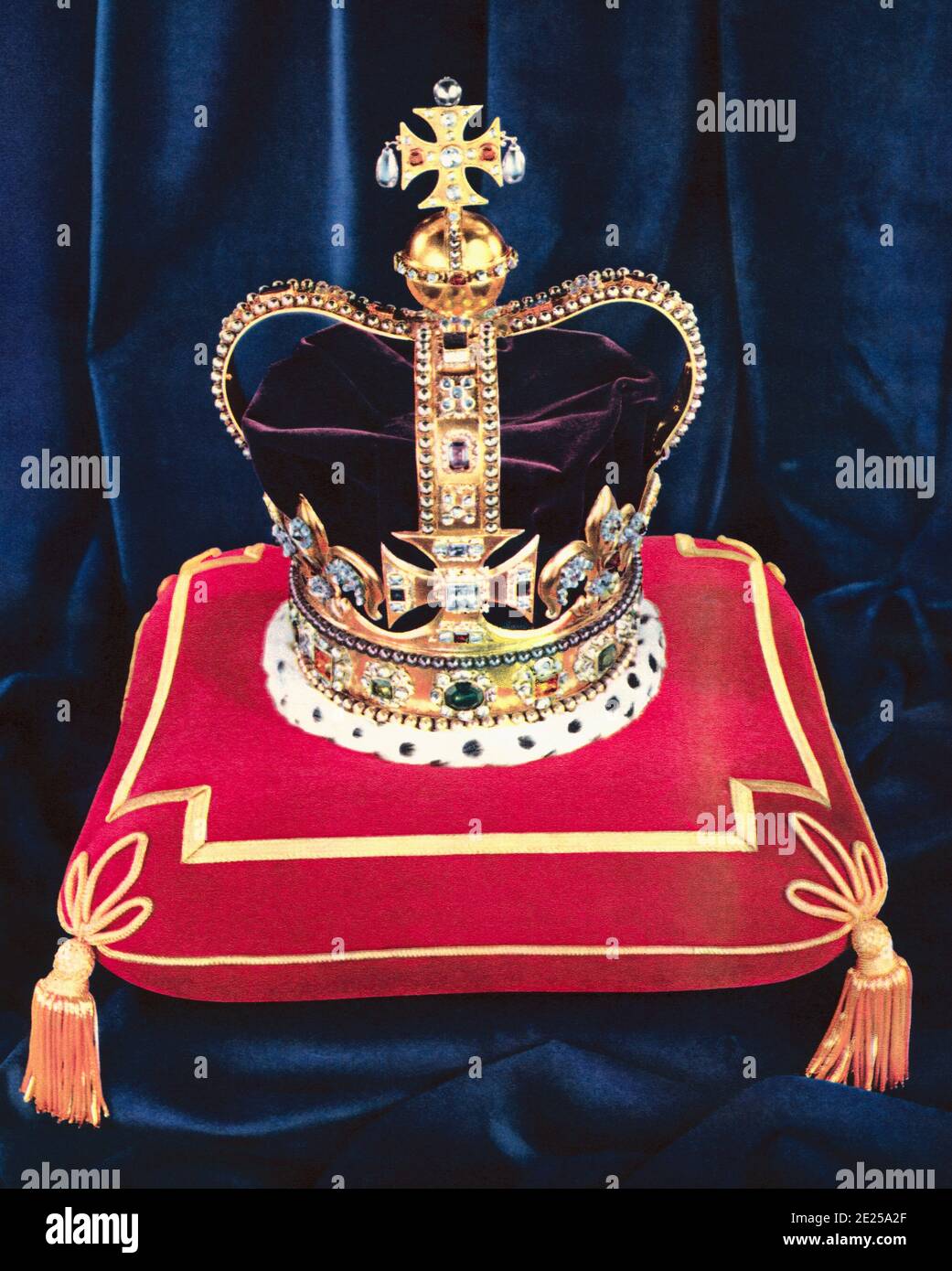 EDITORIAL NUR St. Edward's Crown. Aus dem Königin-Elisabeth-Krönungsbuch, veröffentlicht 1953. Stockfoto