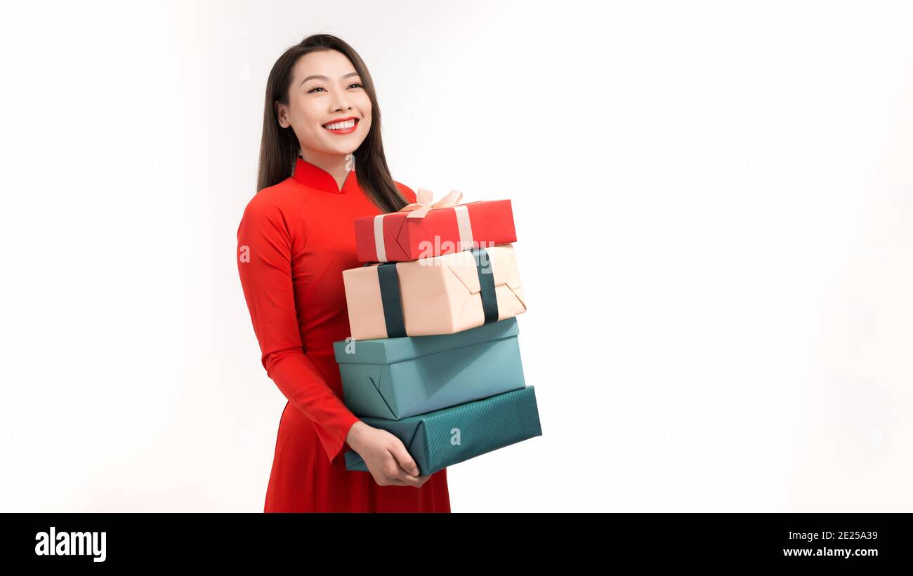 Frau mit einem Geschenk für die Jungen, die Jungen haben ein glückliches neues Jahr Stockfoto