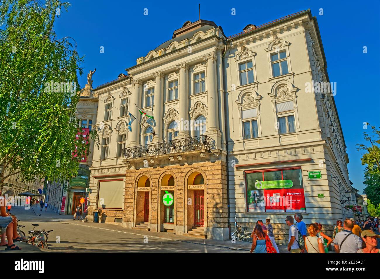 Zentrales Apothekengebäude, Preseren Platz im Stadtzentrum von Ljubljana, Hauptstadt Sloweniens. Stockfoto