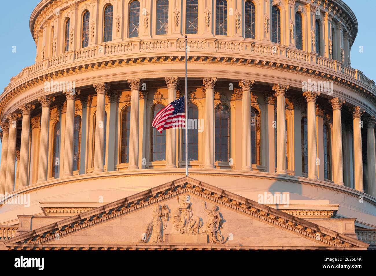 12. Januar 2021- Washington DC- die Flagge auf dem Capitol Hill fliegt auf halben Stab zu Ehren von zwei Polizisten, die nach dem Sturm auf das Capitol gestorben sind. Foto: Chris Kleponis/Sipa USA Stockfoto