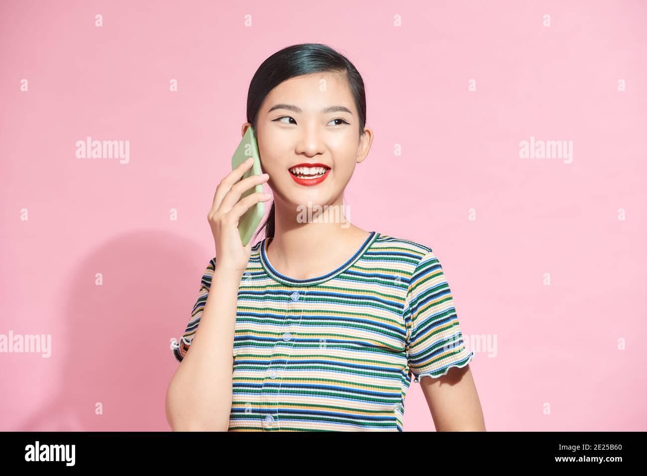 Gerne schöne asiatische Frau, die einkaufstaschen auf isolierte rosa Hintergrund, Summer Sale Konzept. Stockfoto