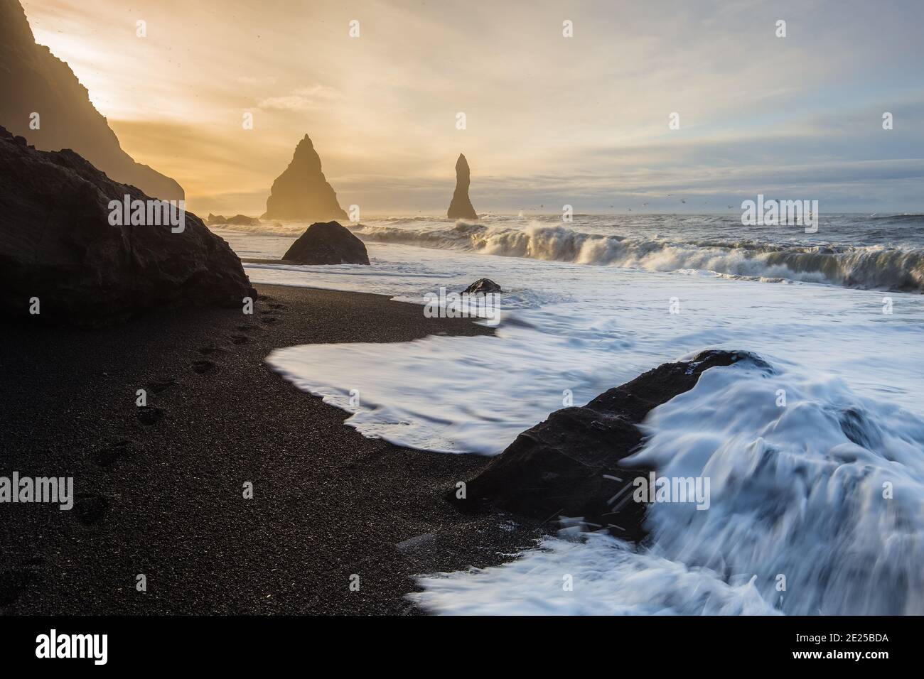 Toller Blick auf die Felsformationen Troll Toes auf Black Beach Reynisfjara in der Nähe des Dorfes Vik auf Island. Stockfoto