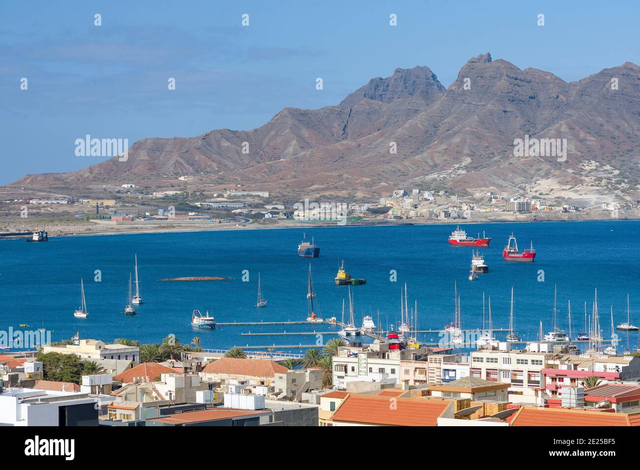 Blick auf die Stadt und den Hafen. Stadt Mindelo, ein Seehafen auf der Insel Sao Vicente, Kap Verde im äquatorialatlantik. Afrika, April Stockfoto