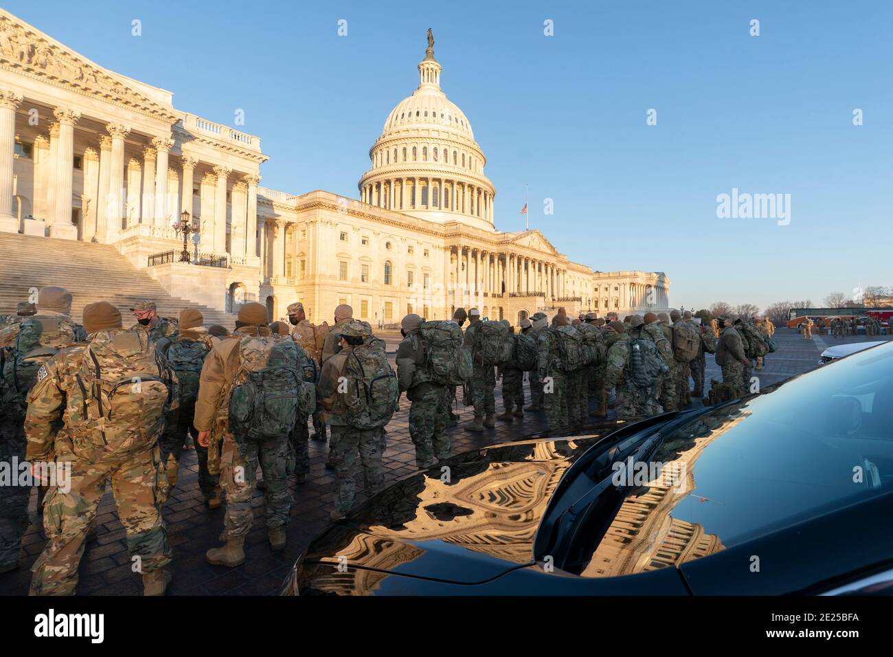 Washington DC- Mitglieder der Nationalgarde versammeln sich auf dem Capitol Hill. Foto: Chris Kleponis/Sipa, USA. Januar 2021. Quelle: SIPA USA/Alamy Live News Stockfoto
