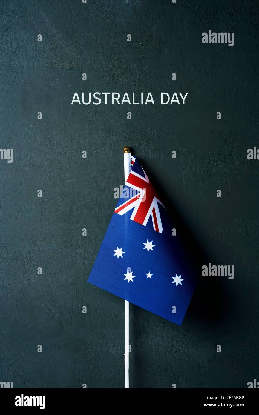 Nahaufnahme einiger australischer Flaggen und der Text australien Tag Auf einem dunkelgrünen Hintergrund Stockfoto