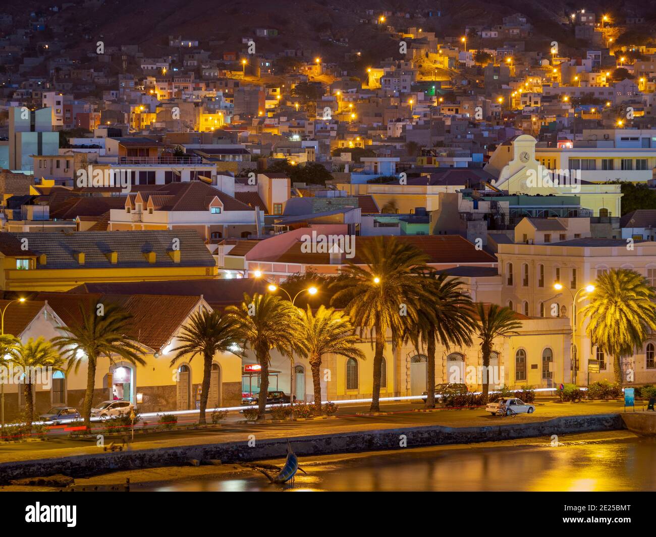 Blick auf die Stadt und den Hafen. Stadt Mindelo, ein Seehafen auf der Insel Sao Vicente, Kap Verde im äquatorialatlantik. Afrika, April Stockfoto